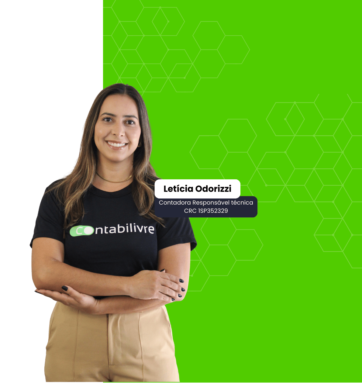 Banner com profissional da área contábil em destaque, sorrindo e vestindo camiseta com identidade visual da empresa, ao lado de fundo verde com elementos geométricos e identificação profissional apresentada no layout do site.