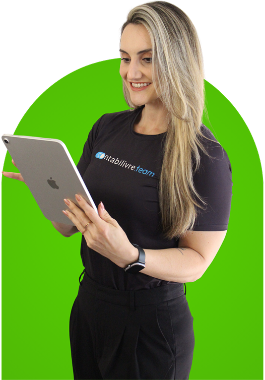 Mulher sorrindo, vestindo camiseta preta com logo “contabilivre.team”, segurando um tablet e olhando para a tela, com fundo verde.