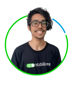 Profissional sorrindo, usando óculos e camiseta preta da Contabilivre, enquadrado ao centro de um círculo gráfico verde e azul sobre fundo preto.