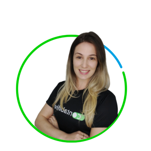 Profissional sorrindo, usando camiseta preta da Contabilivre, enquadrada ao centro de um círculo gráfico verde e azul sobre fundo preto.