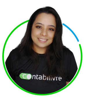 Profissional sorrindo, usando camiseta preta da Contabilivre, enquadrada ao centro de um círculo gráfico verde e azul sobre fundo preto.