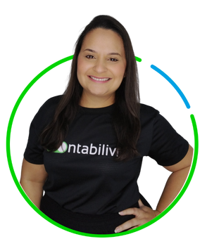 Profissional sorrindo, usando camiseta preta da Contabilivre, enquadrada ao centro de um círculo gráfico verde e azul sobre fundo preto.