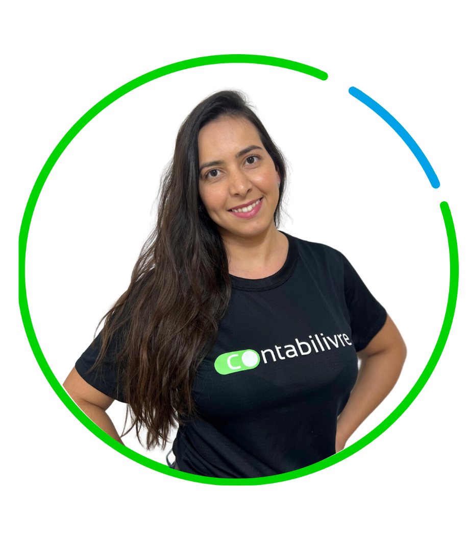 Profissional sorrindo, usando camiseta preta da Contabilivre, enquadrada ao centro de um círculo gráfico verde e azul sobre fundo preto.