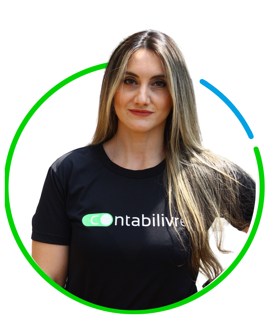 Profissional sorrindo, usando camiseta preta da Contabilivre, enquadrada ao centro de um círculo gráfico verde e azul sobre fundo preto.